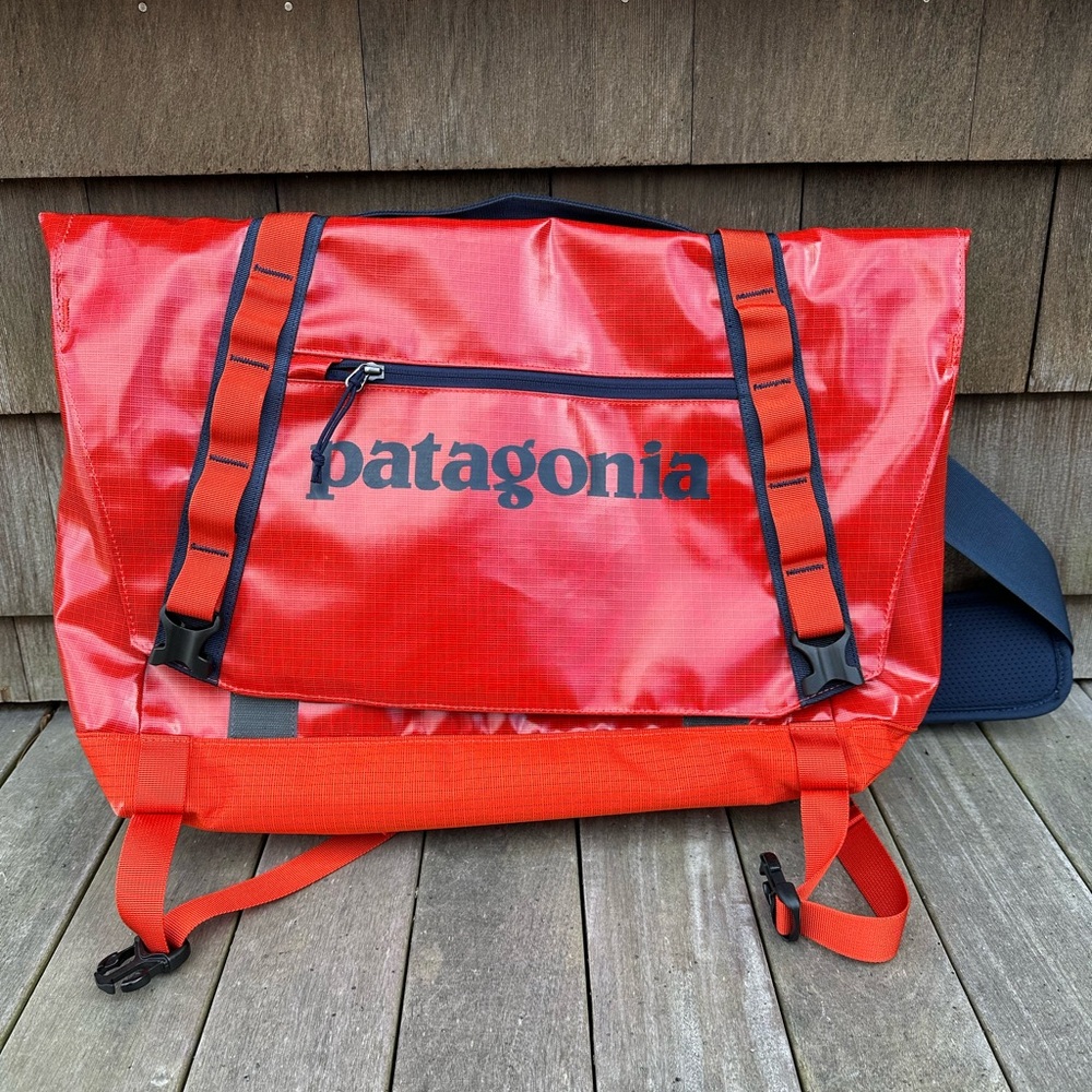 Patagonia Black Hole Messenger Bag Laptop Bag - New Condition - Never Used